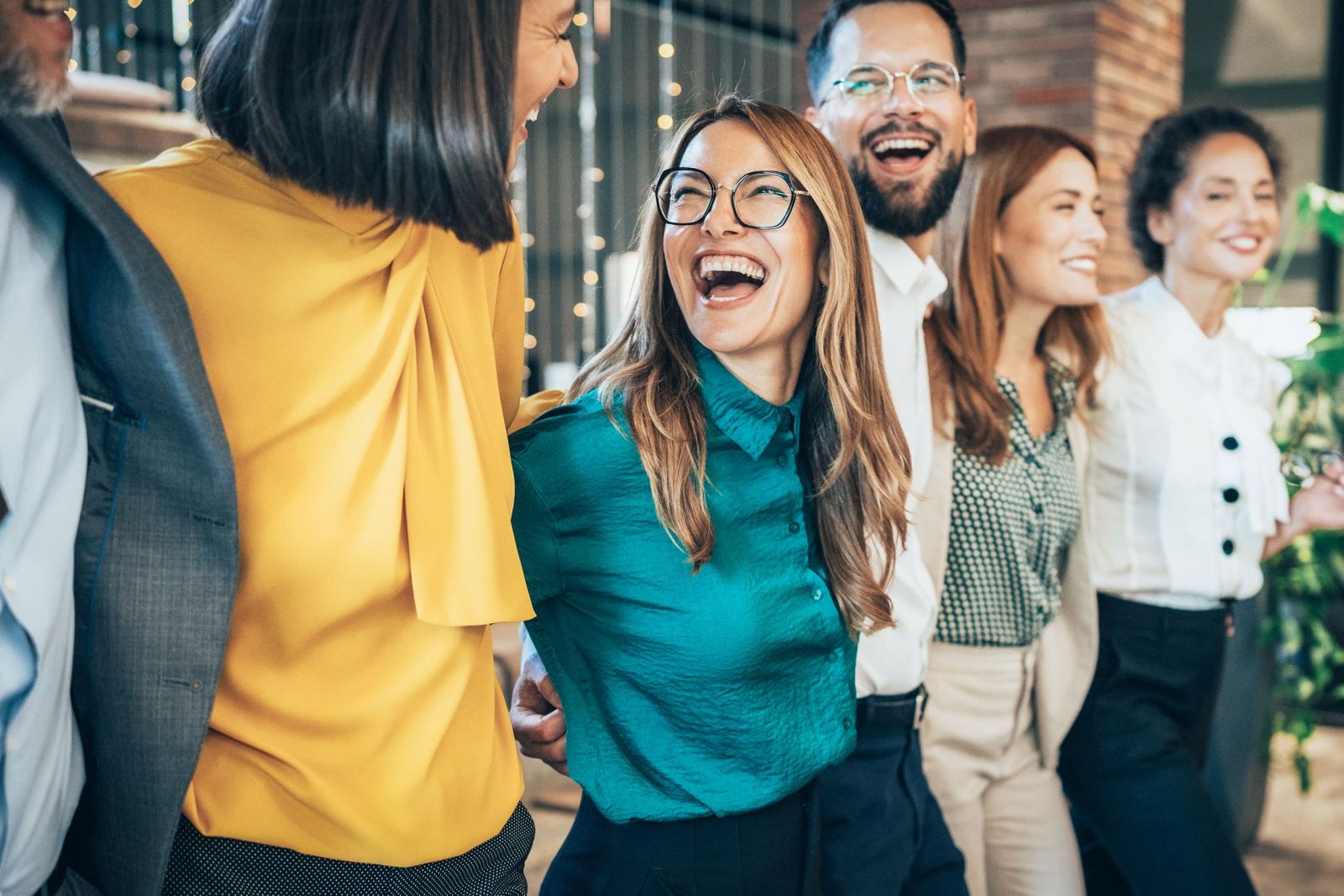 Lachende Menschen auf einer Party