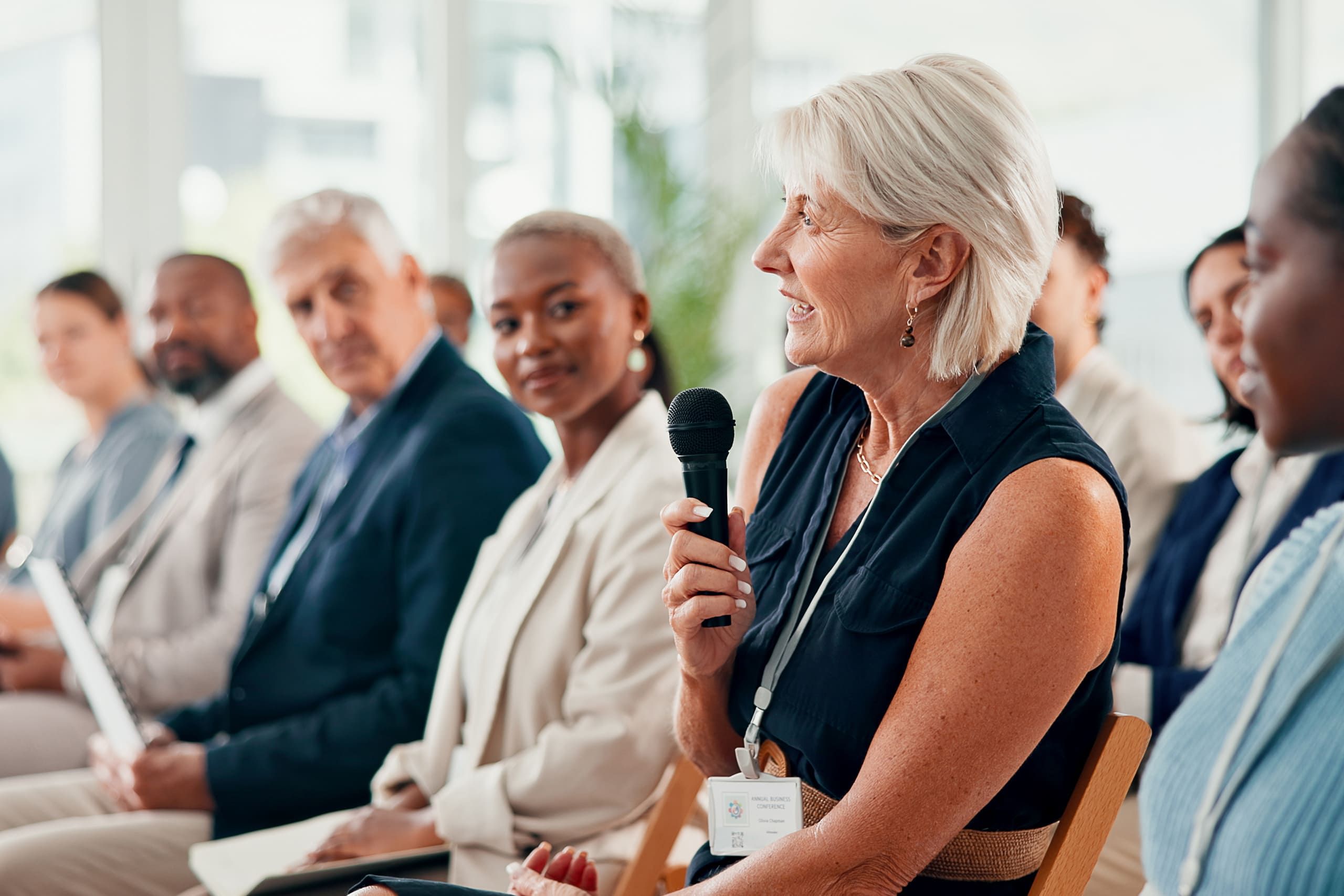Personen an einem Gruppen-Seminar